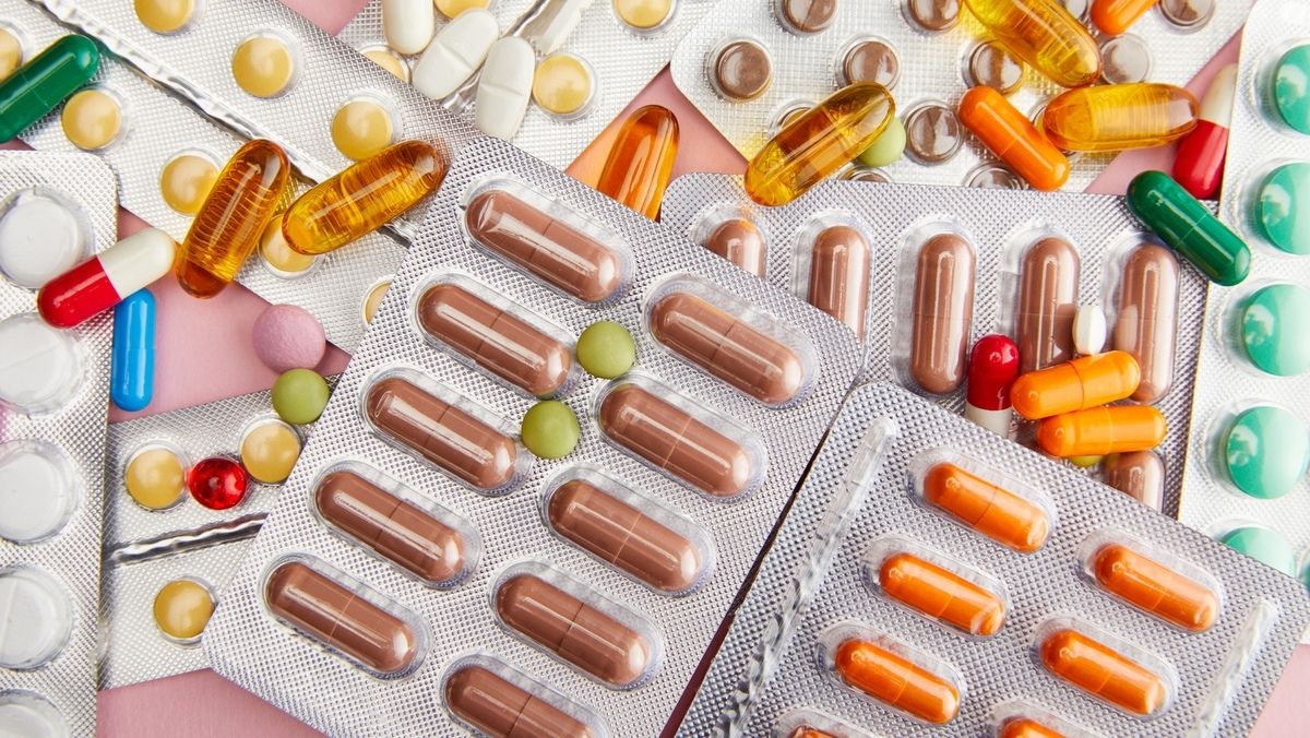 Cartelas e comprimidos de vitaminas sobre a mesa